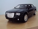 1:24 Motormax Chrysler 300C 2004 Negro. Subida por indexqwest